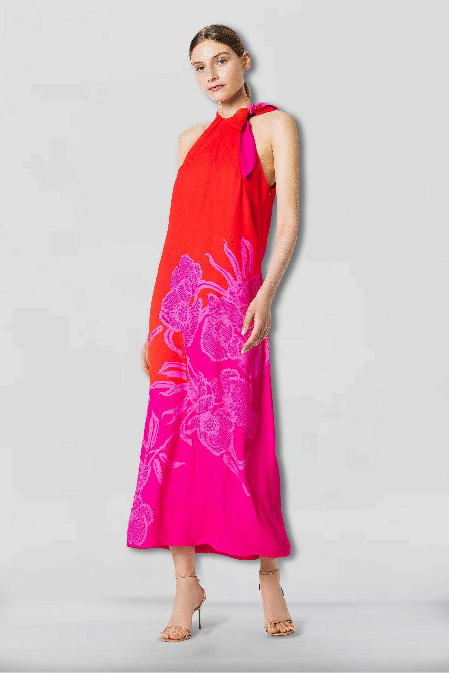 Zomerse maxi-jurk met halter en bloemenprint in heldere kleuren rood en roos